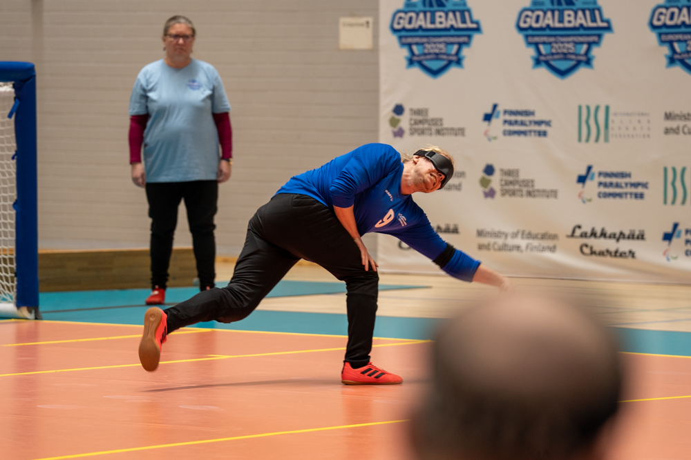 Joni Ylönen askelkyykkymäisessä asennossa heitettyään pallon pelissä.